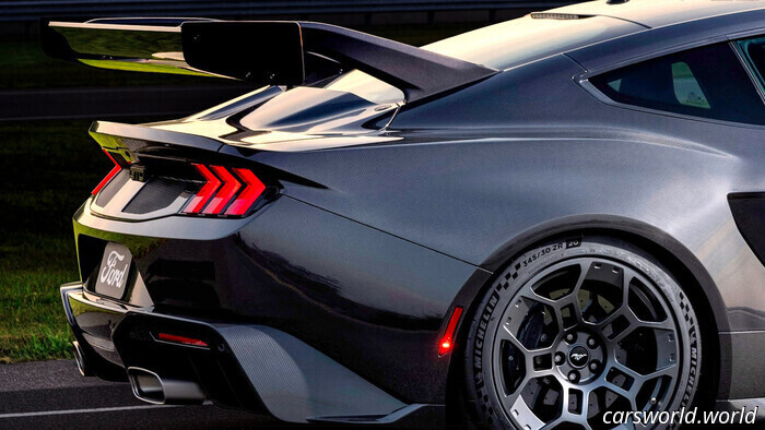 Il Mustang più selvaggio di sempre della Ford abbandona la vernice per una furia interamente in fibra di carbonio | Carscoops